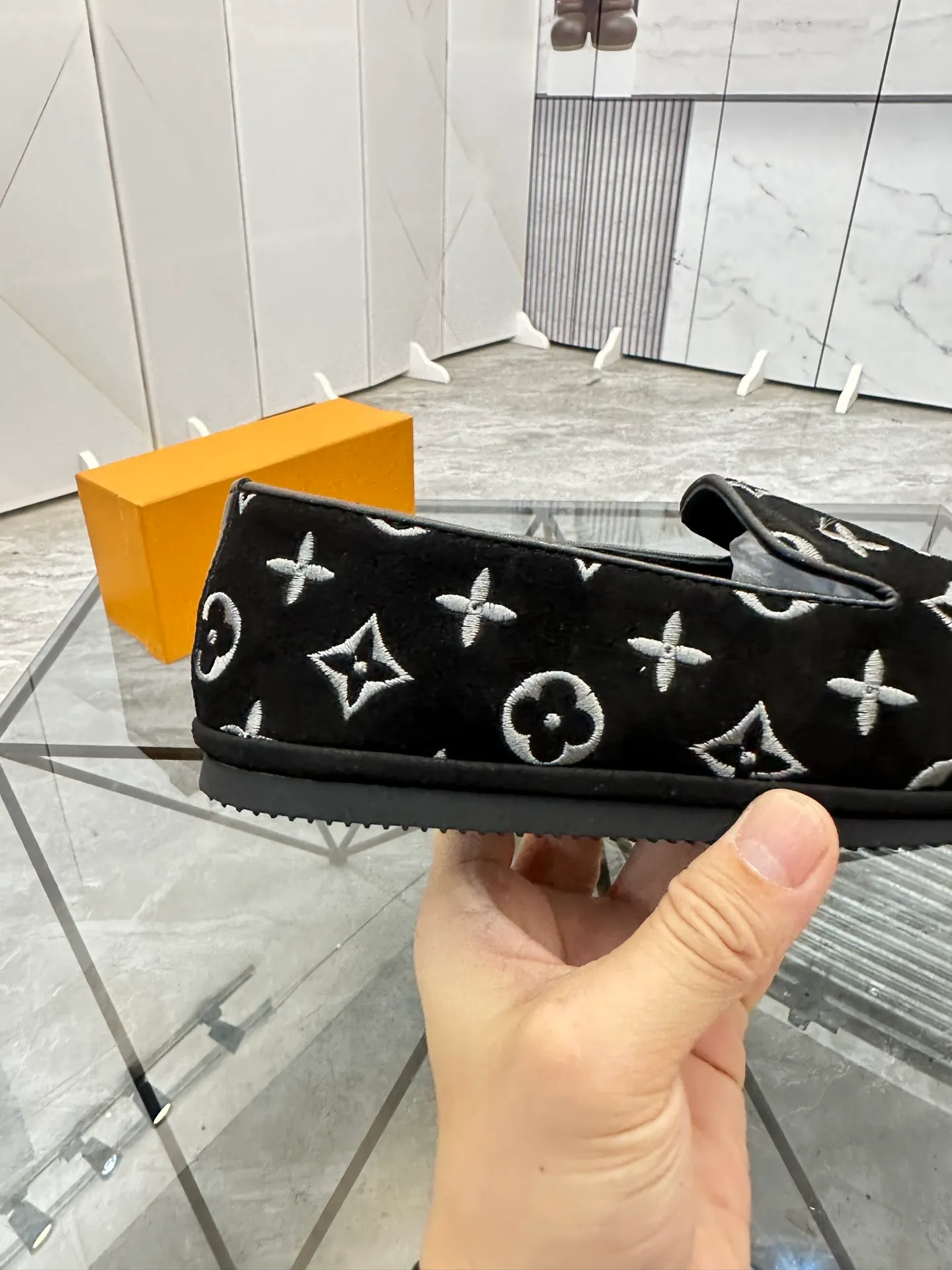 Selling men's shoes 💰: 💰P460¥ Product trademark: LV* "Louis Vuitton*" slip-on shoes, lazy shoes, regular size: 38-44. (can be customized to 45.) Product materials: imported first-layer nubuck leather upper, water-dyed cowhide lining, original outsole. No.: D301